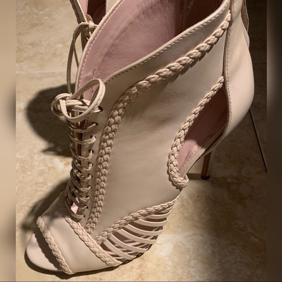 Avel Les Filles Laced Up Peep Toe Shooties - Picture 2 of 3